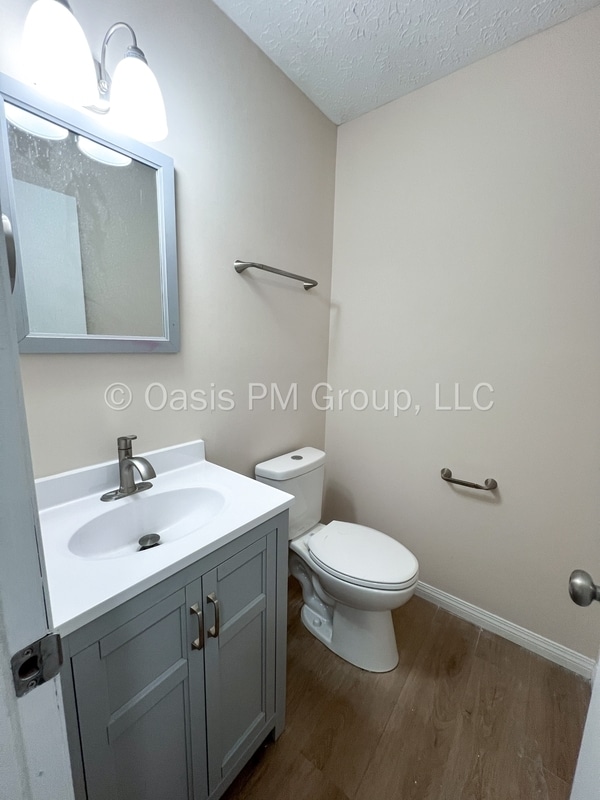 Building Photo - 1449 Valley Dr