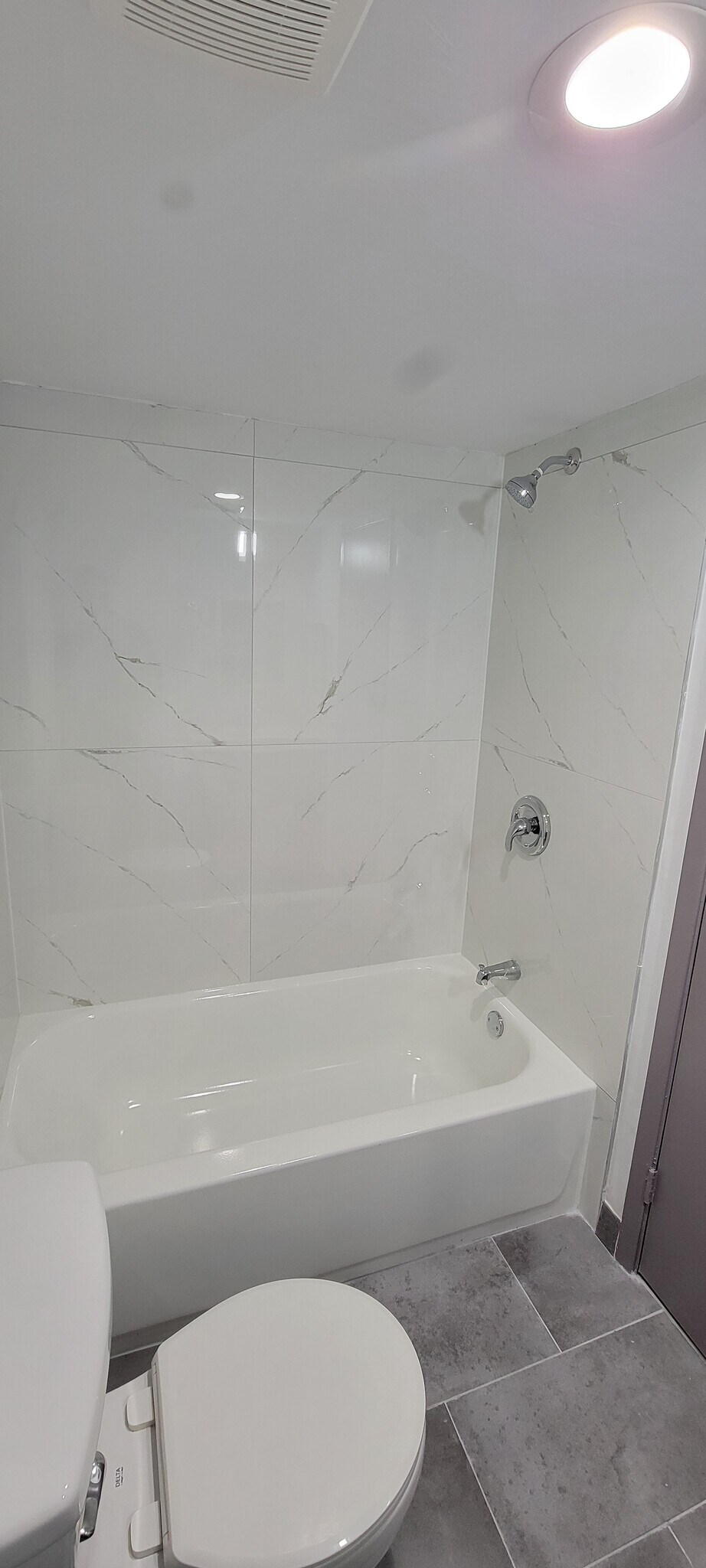 bathroom 1 bathtub - 7142 N Holiday Dr