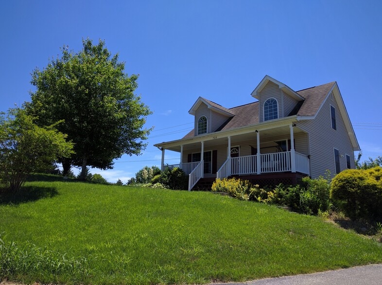 Building Photo - 709 Givens Ln