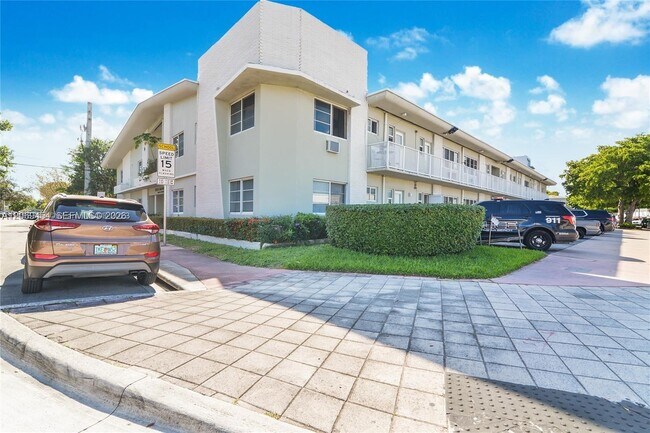 Building Photo - 6930 Rue Versailles Dr
