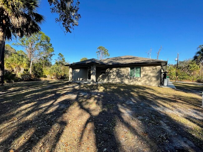 Building Photo - **SHOWS LIKE NEW!**