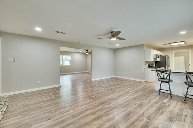Building Photo - 11405 Oakwood Dr