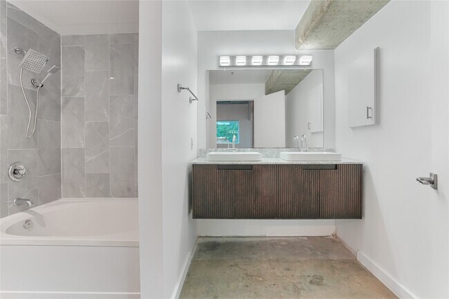 Building Photo - 2000 Bagby St