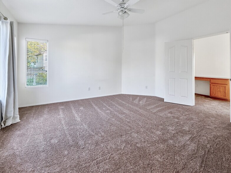 Building Photo - 660 Camino de la Luz