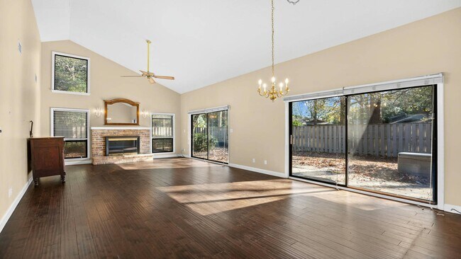 Building Photo - 904 Dogwood Ct