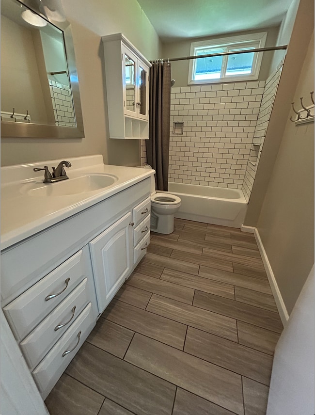 Building Photo - 3 Bed, 1.5 Bath with Spacious Backyard!