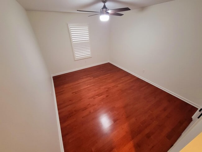Building Photo - 406 Country Club Ln