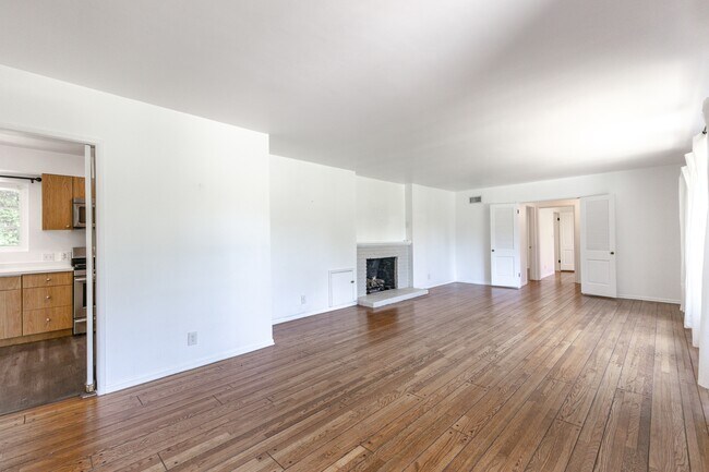 Building Photo - 1290 Clubhouse Dr