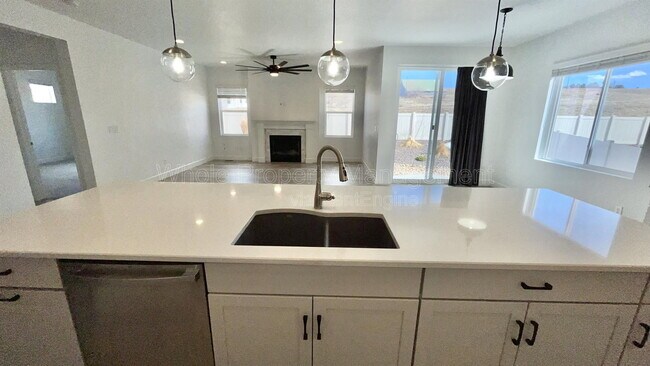 Building Photo - 5782 Saddle Skirt St