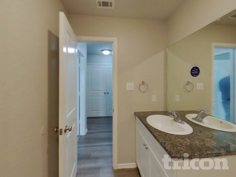 Building Photo - 102 Elizondo Way