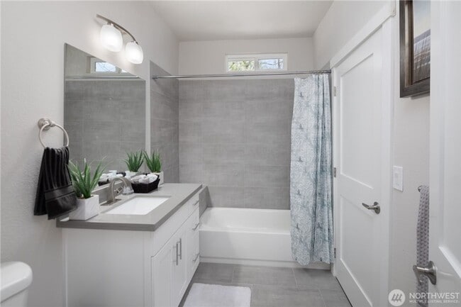 Building Photo - Roomy Updated Columbia City Home for Lease