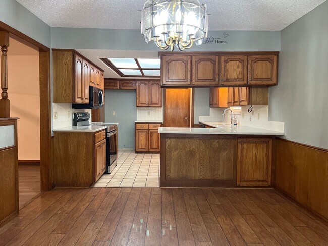 Building Photo - Spacious 3 Bedroom