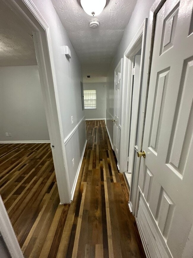 Building Photo - Fully Renovated 3/2 Available for Immediat...
