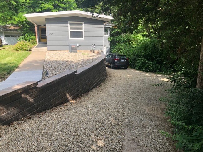 Building Photo - Updated 4 bed/2 bath Mid-Century Home - Pr...