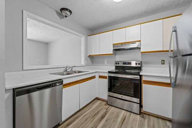 Building Photo - Townhome living close to downtown Fayettev...