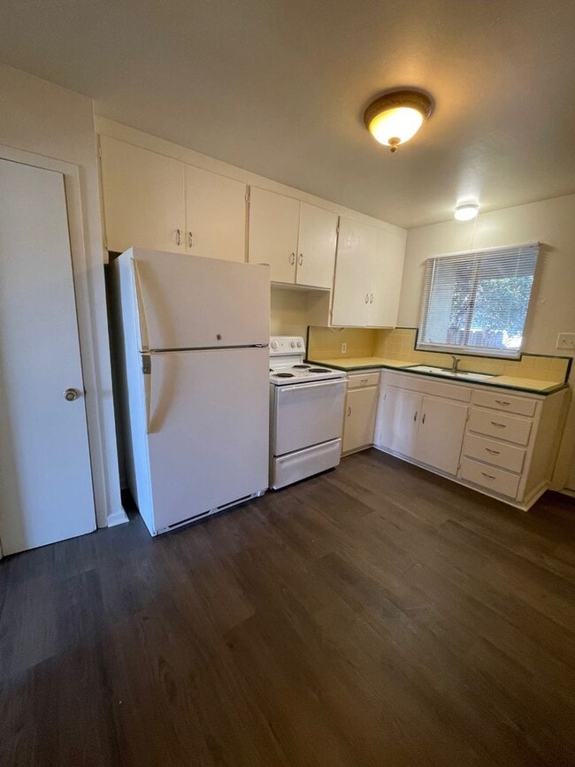 Building Photo - Gardella Duplex
