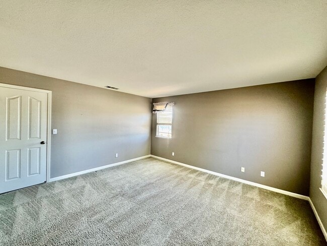 Building Photo - Spacious Two Story Home For Rent with all ...