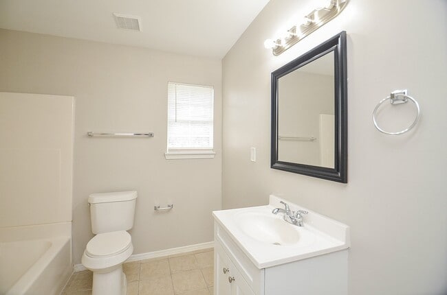 Building Photo - 10403 Royal Oaks Dr