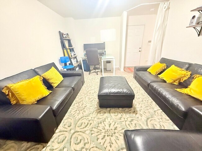 Building Photo - 2995 Madison Dr