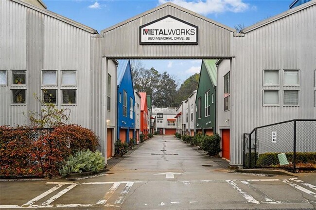 Building Photo - 920 Memorial Dr SE