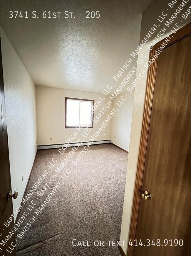 Building Photo - 3741 S 61st St