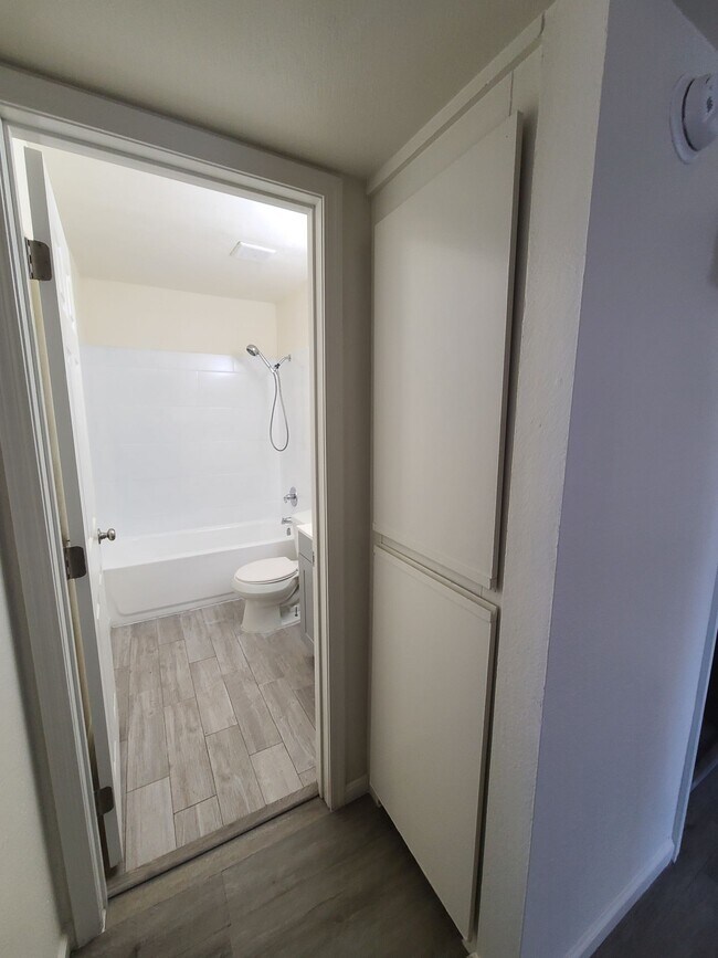 Building Photo - Renovated 2 Bedroom, 1 Bath w/ Washer Dryer Hook Ups and 1 MONTH FREE RENT!