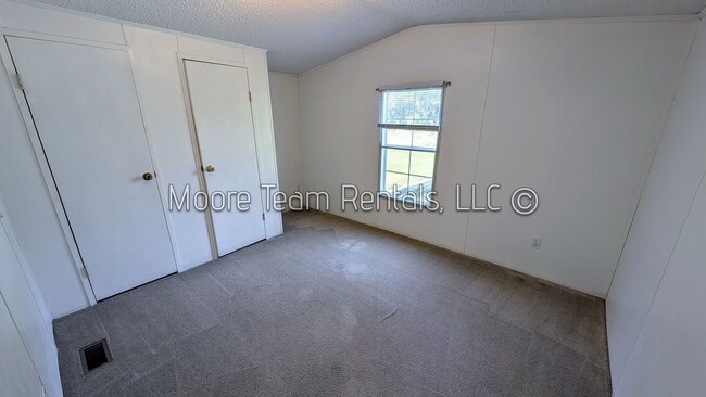 Building Photo - Country Home - Large Open Lot