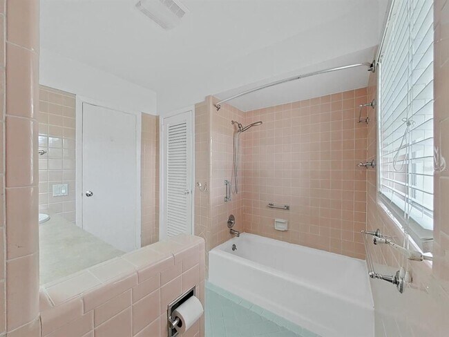 Building Photo - 1701 Laurie Ln