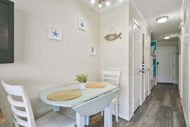 Building Photo - 6102 Seawall Blvd