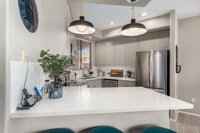 Building Photo - 705 W Queen Creek Rd