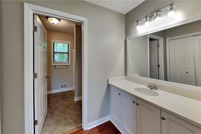 Building Photo - 3951 Kensington Dr