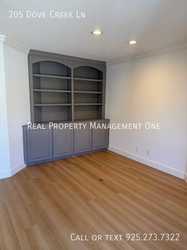 Building Photo - 205 Dove Creek Ln