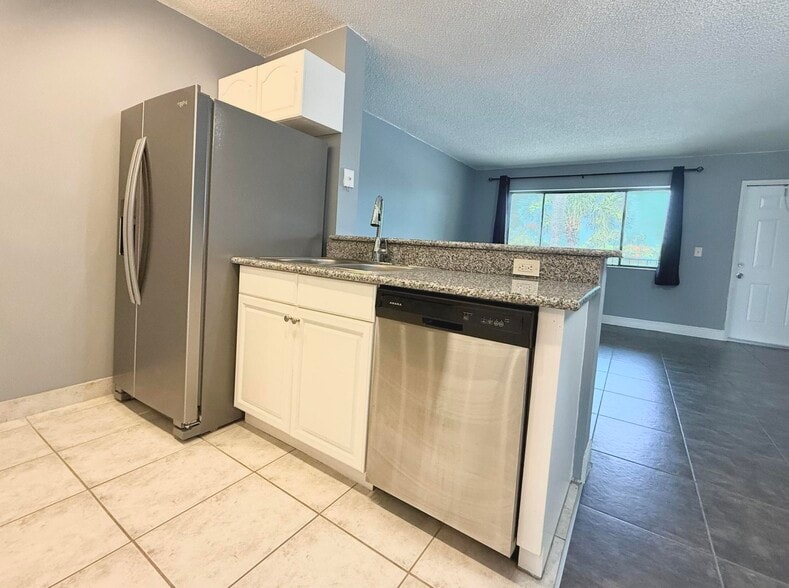 Building Photo - 1625 Meadows Cir W