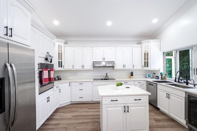 Building Photo - 12499 Classic Dr