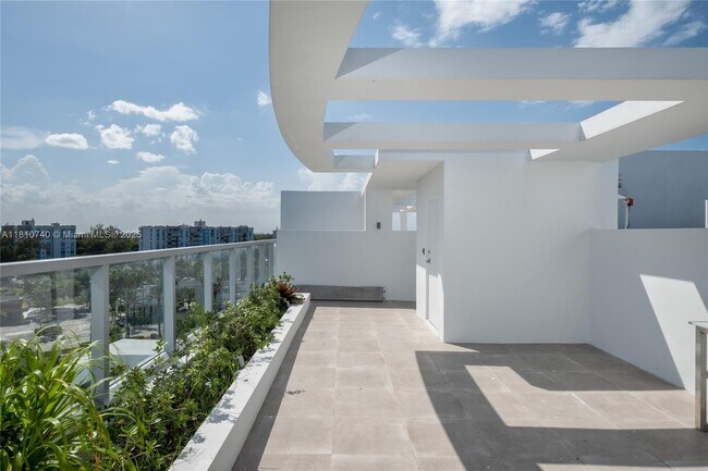 Building Photo - 13800 Highland Dr
