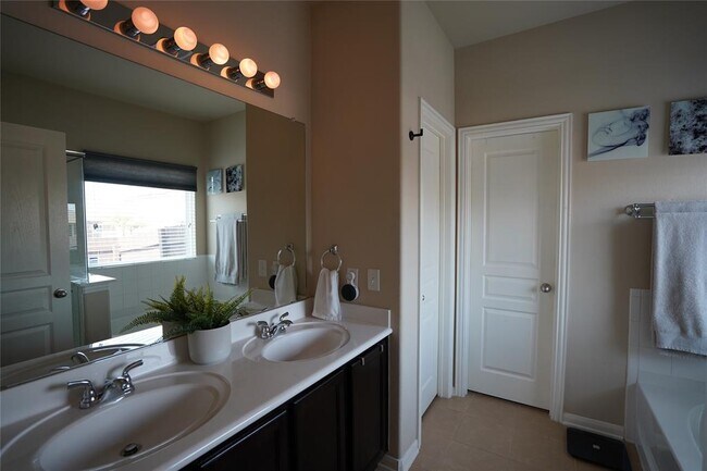 Building Photo - 3221 Pearlman Dr