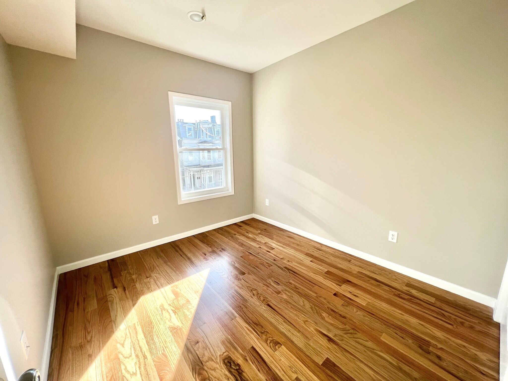 Building Photo - 154 Garside St