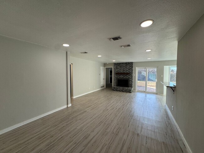 Building Photo - Welcome Home to Peace, Space & Comfort