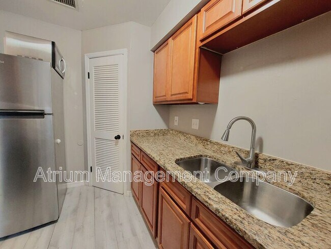 Building Photo - 1920 Edgewood Dr