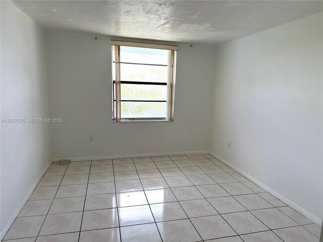Building Photo - 9440 Fontainebleau Blvd