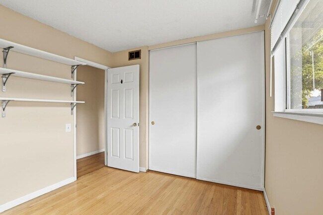 Building Photo - 1855 Forest Ct