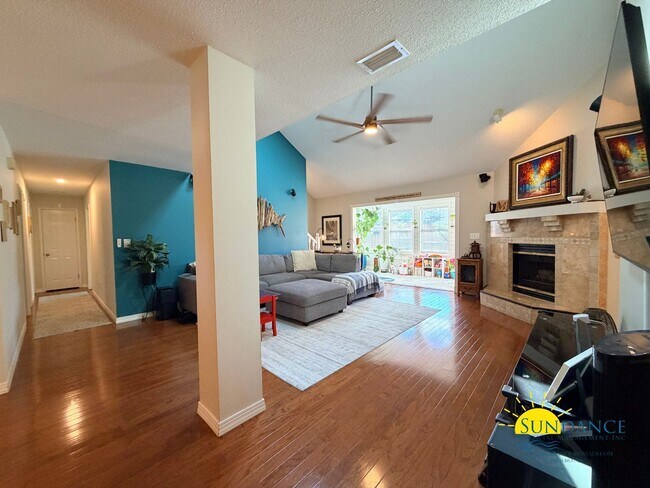 Building Photo - Stunning 5 Bedroom Home in Mary Esther with Beach Access, Pool and Solar Panels!