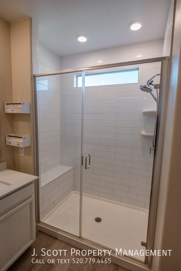 Building Photo - 449 Pinnacle Ridge Dr