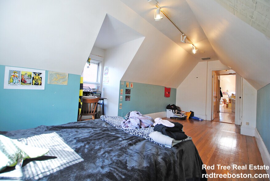 Building Photo - 1678 Beacon St