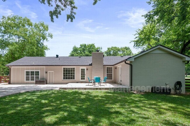 Building Photo - 819 Chrisman Dr