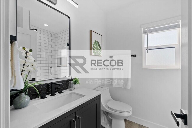 Building Photo - 1638 Elm Ave