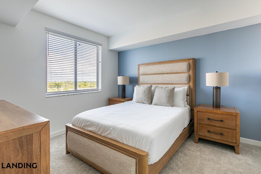 Building Photo - 200 NE 1st Ave