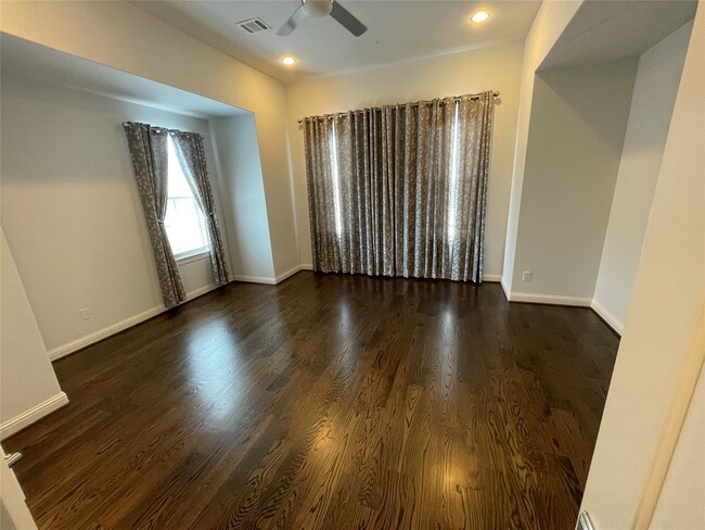 Building Photo - 15622 Broad St