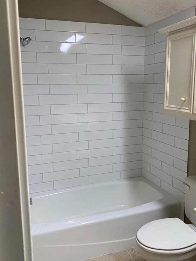 Building Photo - Townhome 2/2