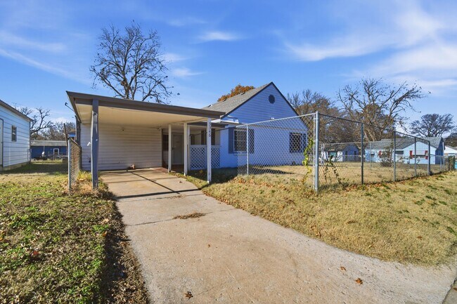 Building Photo - Spacious Home near I-244